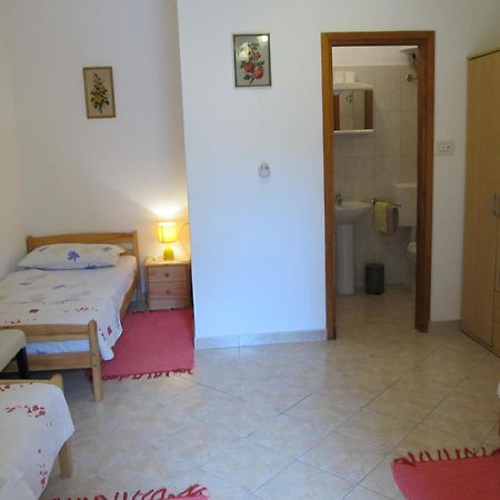 Apartments Vesna With Pool - New! Sveti Lovreč Pazenatički Pokoj fotografie